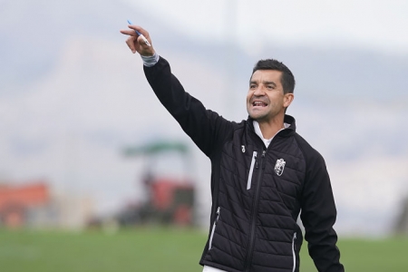 Torrecilla da órdenes durante su primer entrenamiento con el Granada (PEPE VILLOSLADA / GCF)