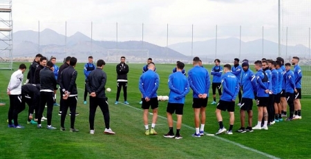 Imagen de la charla de Torrecilla al inicio de su primer entrenamiento al frente del primer equipo (PEPE VILLOSLADA / GCF)