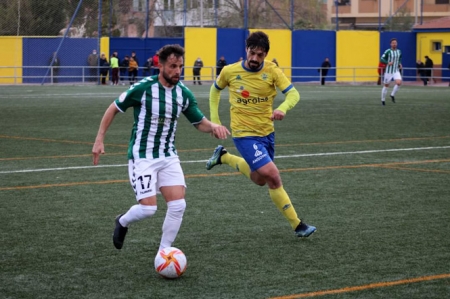 Ramiro presiona a un jugador del Torremolinos (PACO CASTILLO)