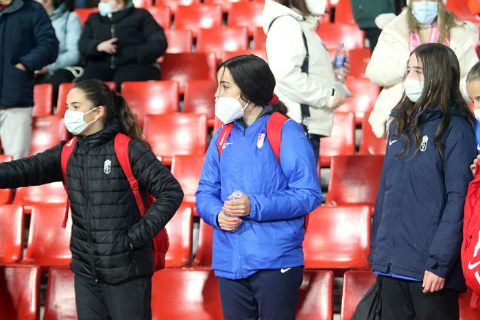 Niñas en el `Nuevo Los Cármenes` durante el partido del Granada Femenino ante el Betis (JOSÉ VELASCO / GRJ) Niñas en el `Nuevo Los Cármenes` durante el partido del Granada Femenino ante el Betis (JOSÉ VELASCO / GRJ)