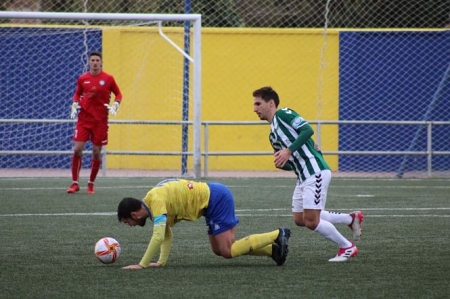 Manu Daza por los suelos en el partido ante el Torremolinos (PACO CASTILLO) 