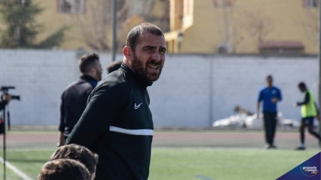 Jesús Sierra en el partido ante el Estepona (JOSÉ M. BALDOMERO) 