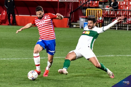 Puertas, en un lance del Granada - Elche de la temporada pasada, que se saldó con victoria nazarí gracias a un tanto suyo (JOSÉ M. BALDOMERO)
