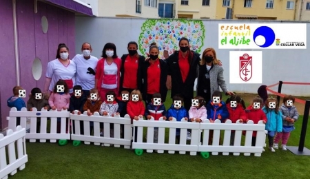 Las representantes del Granada Femenino posan junto a los más pequeños de la Escuela Infantil `El Aljibe` (MEGADIVER ESCUELAS)