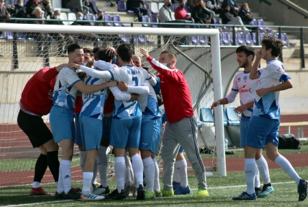 José Manuel Plata celebrando un gol con los jugadores del Loja CD (PACO CASTILLO)
