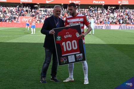 Quini fue homenajeado por sus cien partidos antes del choque frente al Elche (JOSÉ M. BALDOMERO)