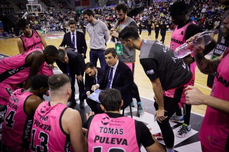 Pablo Pin da instrucciones durante un tiempo muerto (FERMÍN RODRÍGUEZ/ FUNDACIÓN CBG)