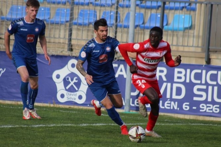 Souleymane avanza con el balón (CS PUERTOLLANO) 