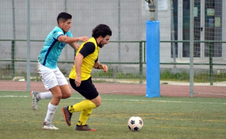 Piru se marcha de un jugador del Villacarrillo (J. PALMA) 