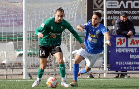 El CD Huétor Vega juega este domingo en casa ante la UD San Pedro (JOSÉ M. BALDOMERO)