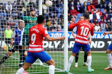 Momento en el que la pelota entró en la portería del Alavés tras rematar Puertas para poner el 2-2 (GCF)