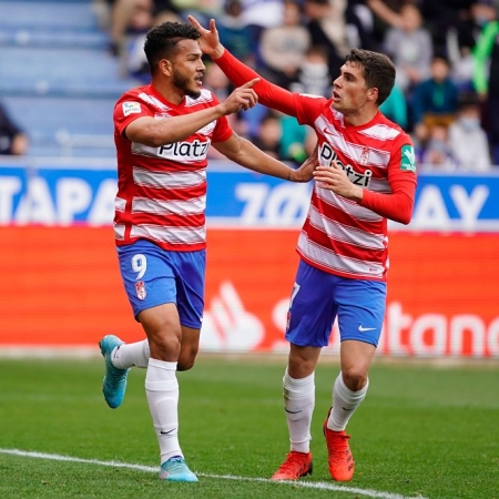 Luis Suárez celebra el tanto de la victoria (GRANADA CF) 