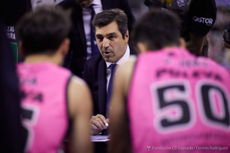 Pablo Pin da instrucciones durante un tiempo muerto (FERMÍN RODRÍGUEZ / FUNDACION-CBG) 