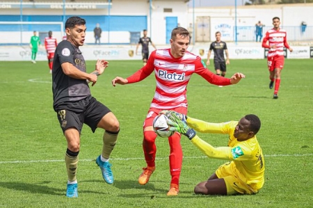 Cheikh Sarr para un disparo de Enzo Cabrera ante la mirada de Brau (CF INTERCITY) 