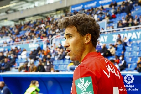 Milla se dispone a botar un córner durante el partido en Mendizorroza (LALIGA)