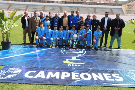 Foto de familia de los campeones (AYTO. ALMUÑÉCAR) 