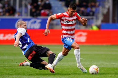 Uzuni, en un lance del partido ante el Alavés (PEPE VILLOSLADA / GCF)