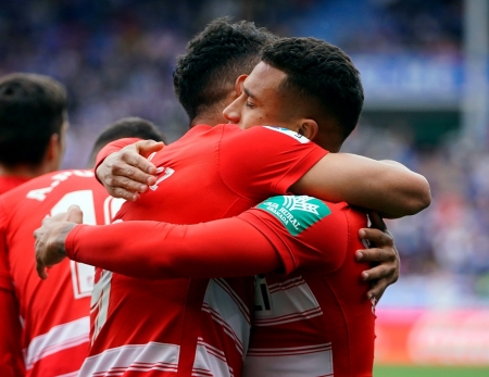 Luis Suárez y Machís se abrazan en la celebración del tercer gol del Granada en Mendizorroza (PEPE VILLOSLADA / GCF)