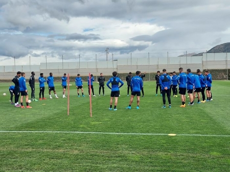 Imagen del inicio del entrenamiento del Granada este miércoles en la Ciudad Deportiva (FRAN CALVO)