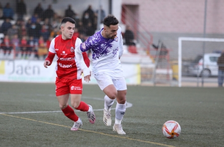 David Moreno en una jugada con la camiseta del Real Jaén (LÓPEZ ADÁN)