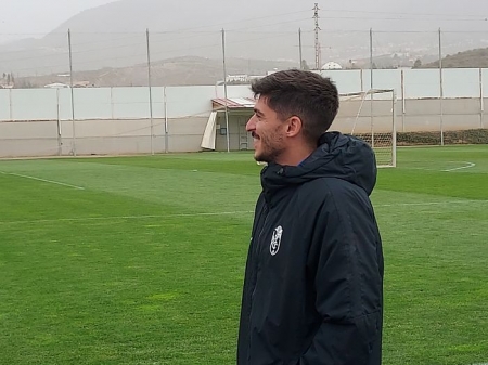 Carlos Neva, sonriente al salir al césped para ver a sus compañeros (FRAN CALVO)