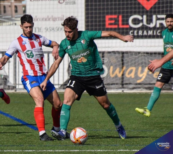 Paco Ariza, jugador del CD Huétor Vega, en un partido de esta temporada (JOSÉ M. BALDOMERO)