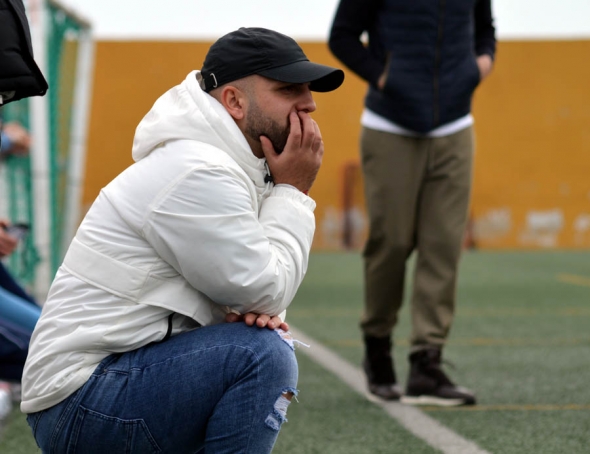 Pumuki Heredia en un partido en el banquillo del Cúllar Vega CF esta temporada (J. PALMA)