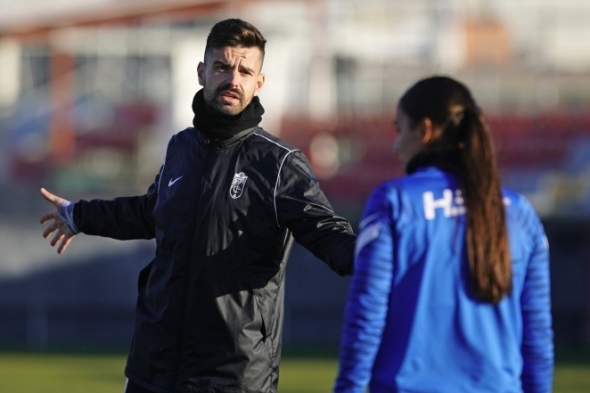 Roger Lamesa da indicaciones a su equipo en un entrenamiento (GCF)