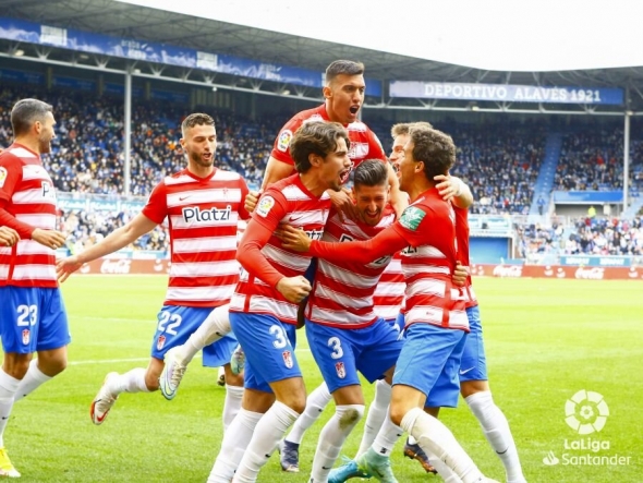 Los jugadores del Granada se abalanzan sobre Escudero para celebrar su golazo al Alavés (LALIGA)