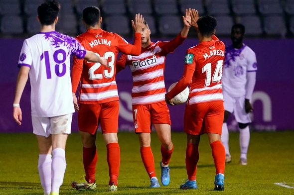 Los jugadores del Granada celebran el tanto de Arezo en `La Victoria` (PEPE VILLOSLADA / GCF)