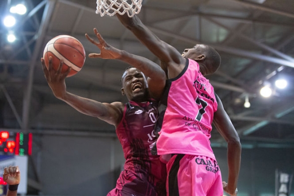 Petit Niang intenta taponar a Ibou Badji (POL PUERTAS / FORÇA LLEIDA) 