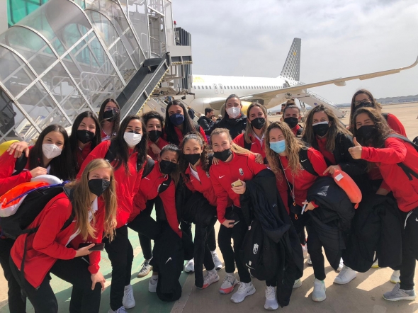 La expedición del Granada Femenino, antes de emprender su vuelo hasta Tenerife (GCF)