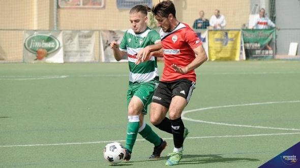Dani pelea por el balón con un jugador almeriense (JOSÉ M. BALDOMERO) 