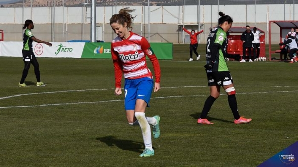 Lauri, en un partido anterior con el Granada Femenino (JOSÉ M. BALDOMERO)