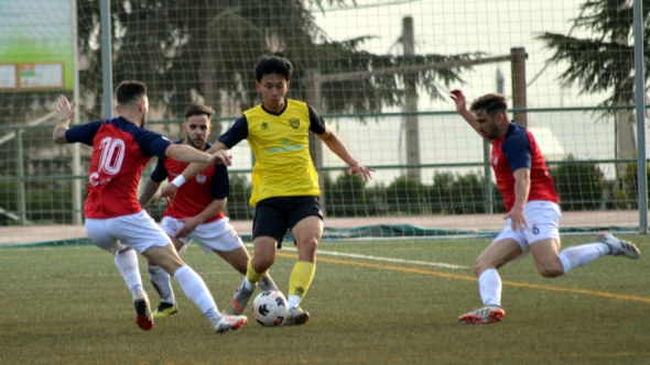 El chino Li rodeado de jugadores del CD Estepona (J. PALMA)