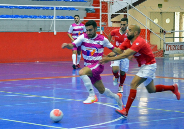 Bailón pelea con un jugador del Loja FS (J. PALMA)