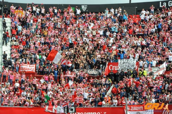 La afición del Granada en el `Ramón Sánchez Pizjuán` durante el partido de la permanencia en 2016 (GRJ)