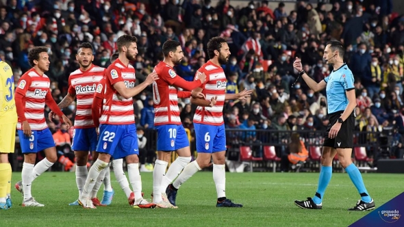 Hasta cinco apercibidos hay en el Granada antes de recibir al Rayo y visitar Sevilla (JOSÉ M. BALDOMERO)