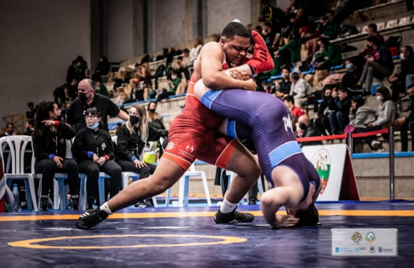 Wilber Asencio (de rojo) durante un combate (LUCHA MARACENA) 