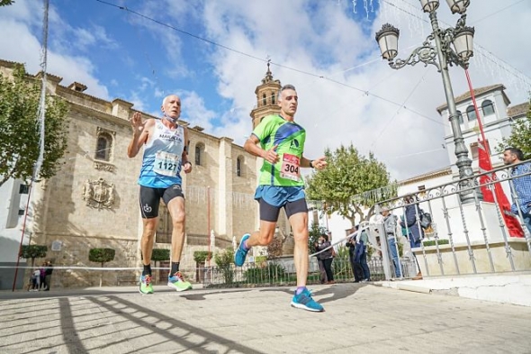 Dos corredores deurante la media maratón (AYTO. BAZA)