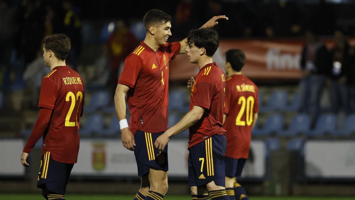 Torrente celebra con sus compañeros uno de los goles de España Sub-21 sobre Lituania el día de su debut Torrente celebra con sus compañeros uno de los goles de España Sub-21 sobre Lituania el día de su debut