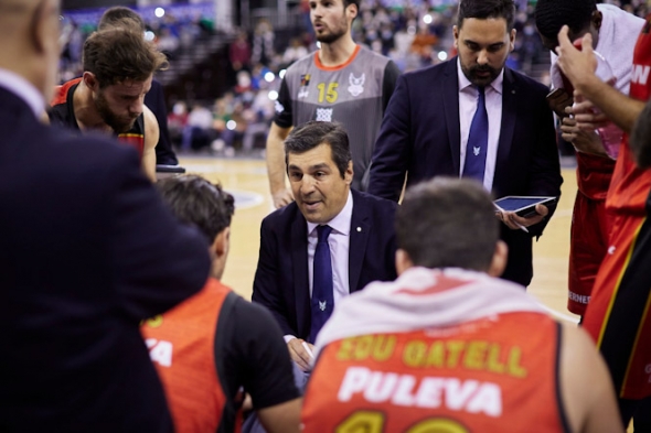 Pablo Pin da instrucciones durante un tiempo muerto (FERMÍN RODRÍGUEZ / FUNDACION-CBG) 