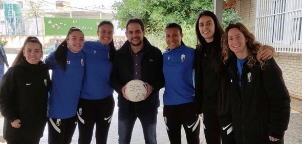 Carol, Alba, Marta, Pamela, Pi y Lauri hacen entrega de un balón firmado al IES La Madraza (I.E.S. LA MADRAZA)
