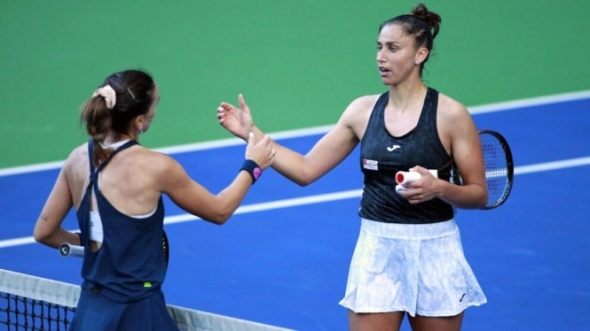 Parrizas y Sorribes se saludan tras el partido (@WTA)