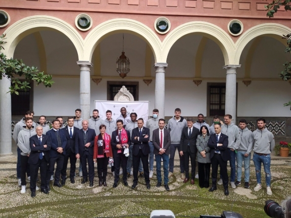 Acto de apoyo al Covirán Granada (JAVIER ALGARRA / AYUNTAMIENTO) 