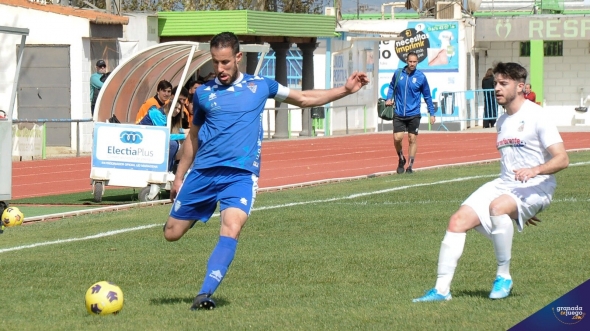 Rubén Martínez, autor del gol del Maracena ante el Monachil, en un lance del derbi (JOSÉ M. BALDOMERO)