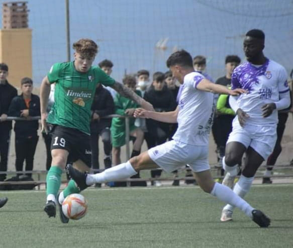 Peli intenta esquivar la entrada de un jugador jienense (GABRIEL R. LÁZARO)