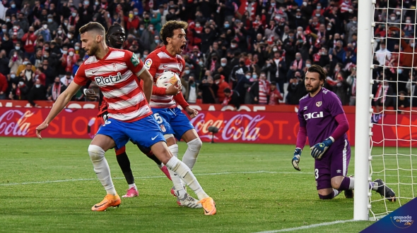 Momento en el que Luis Milla marcó de penalti el empate contra el Rayo Vallecano (JOSÉ M. BALDOMERO)