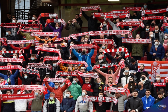 Los aficionados del Granada CF en el último partido en casa ante el Rayo Vallecano (J. M. BALDOMERO)