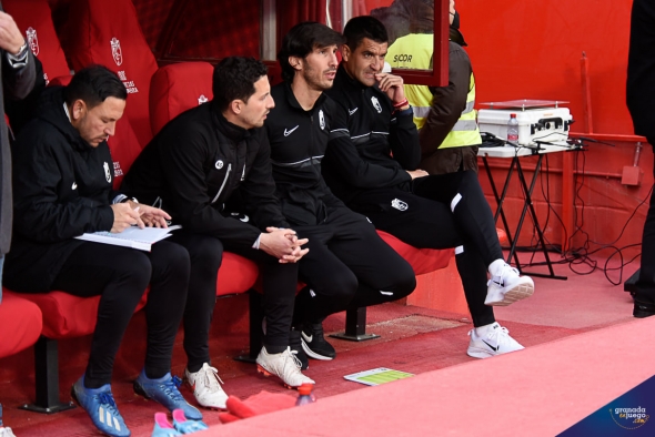 Rubén Torrecilla y su cuerpo técnico, en los instantes previos al partido frente al Rayo (JOSÉ M. BALDOMERO)